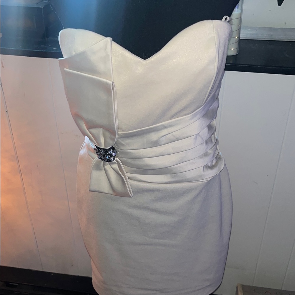 Chic Strapless Cream Dress with Bow Accent